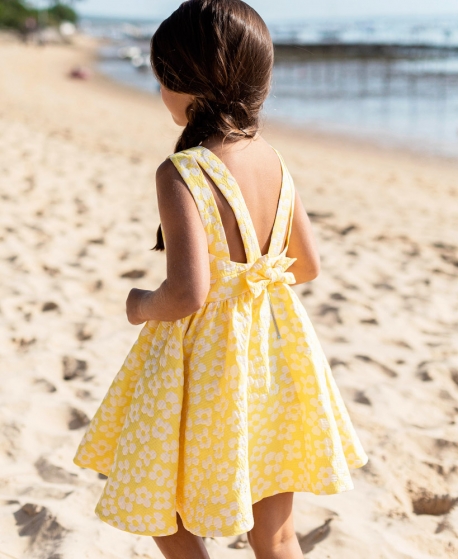 Niña con online vestido amarillo